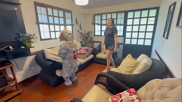 Image Encuentro una caba&ntilde_a abandonada con un peque&ntilde_o misterioso payaso dentro de ella, me pide que le haga una rica follada en cambio de dejarme hospedar en ella_ termino sac&aacute_ndole toda su deliciosa leche