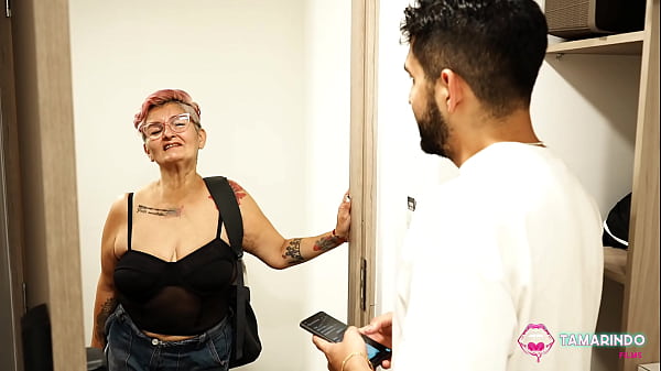Image Abuela se hace pasar por vendedora de productos solo para coger