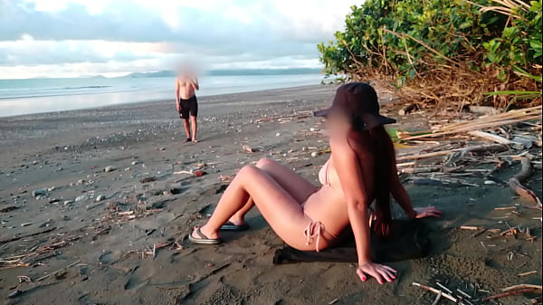 Image ME FOLLA UN DESCONOCIDO! Estaba en la playa y me folan. Porno real