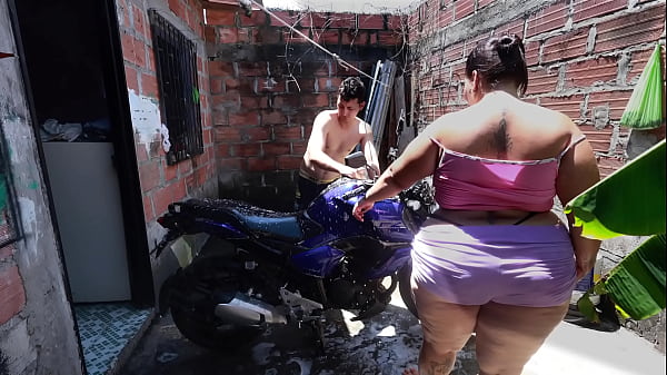 Image mi vecino me ayuda a lavar la moto y esto paso todo se salio de control