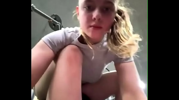 Image Bouncing natural tits in the gym