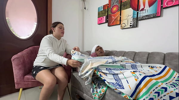Image Encuentro a mi peque&ntilde_o enano enfermo decido darle un jarabe para que se mejore, pero confundo el envase y termino d&aacute_ndole uno afrodisiaco que le pone la verga muy dura y termina follandome duro.