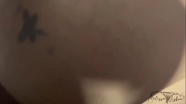 Image Enteado se aproveita da madrasta enquanto ela fala com seu marido no smartphone.