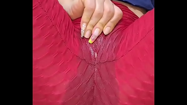 Image Deliciosa masturbada despues del gimnasio - Hermosa milf culona se masturba hasta mojar su leggins - pantalones mojados