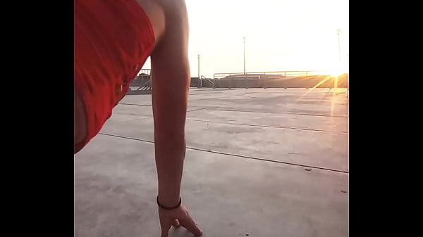 Image Calentando mis nalgas al sol en la calle,quieres venir a tocarme?