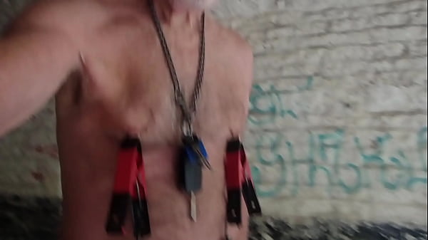 Image bdsm nu au fort abandonn&eacute_