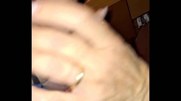 Image Stavo facendo un pompino al mio vicino ma improvvisamente...ma niente paura il giorno dopo mi faccio riempire la bocca di latte