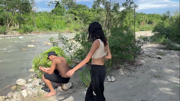 Image SEXO AMATEUR AL AIRE LIBRE. Linda chica latina convence a joven latino a que le ense&ntilde_e a follar duro al aire libre.