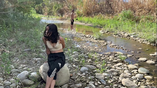 Image SEXO AL AIRE LIBRE. Me desvio del paseo familiar con mi linda hermanastra para darle una buena cogida y echar mi crema en su co&ntilde_o.