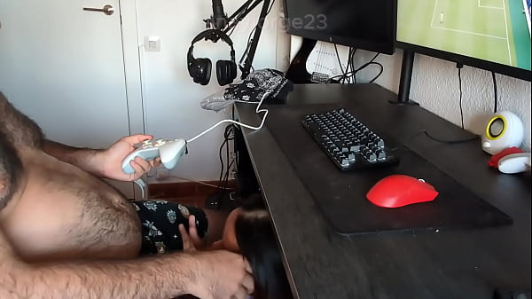Image le hago una mamada a mi novio mientras el juega al fifa 26 hasta que me llena la cara de leche.