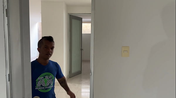 Image Me pongo cachondo de ver a escondidas a mi culona sexi hermanastra mientras se esta duchando, me pongo cachondo de ver su enorme culo mojado.