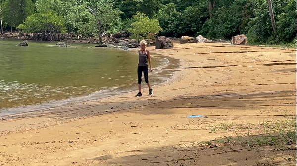 Image ACCIDENTAL HOMEMADE SEX IN PUBLIC BEACH - HANDJOB AND OUTDOOR CUMSHOT