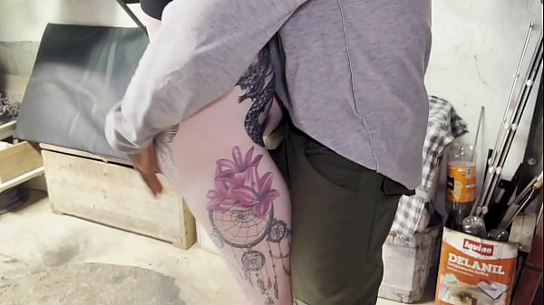 Image ESPOSA PUTA SO DEIXOU O MARIDO CORNO SAIR PRO TRABALHO E FOI CONVERSAR COM O PEDREIRO PELADA