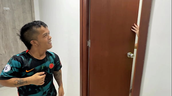 Image Quedo atrapada en el ba&ntilde_o y llamo a mi peque&ntilde_o enano hermanastro para que me ayude a salir a cambio le dejo meterle su enorme y rica polla por mi apretado co&ntilde_o hasta terminar llena de su cremosa leche