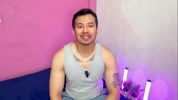 Image Hombre musculoso pre&ntilde_a a su compa del gym! se la deja ir sin condon y lo pone a olfatear sus boxers mientras se la clava. Relato sexual
