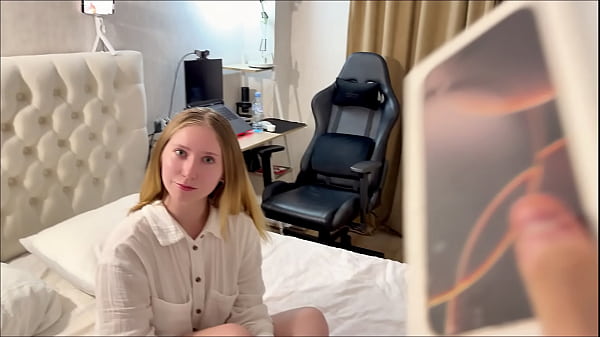Image The guy promised to give his stepsister an iPhone if she sucked his big dick.