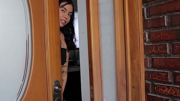 Image VECINA BUENOS DIAS, QUISIERA UN VASITO DE AGUA, VECINA QUE HACES DESNUDA TU NOVIO NOS PUEDE VER