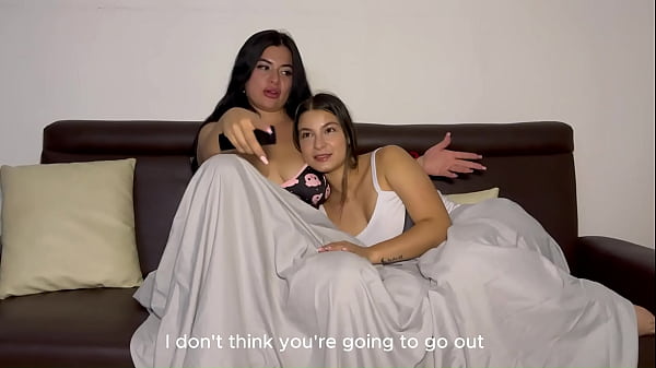 Image Morena BBW de Enormes Tetas Pide a su Hermanastra Cachonda Latina que le Deje Follar su Estrecho Co&ntilde_o Rosado con sus Dedos