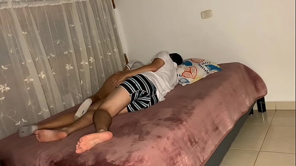 Image Mi hermanastra trae un hombre casa y no sabe que yo tambi&eacute_n quiero probar esa polla