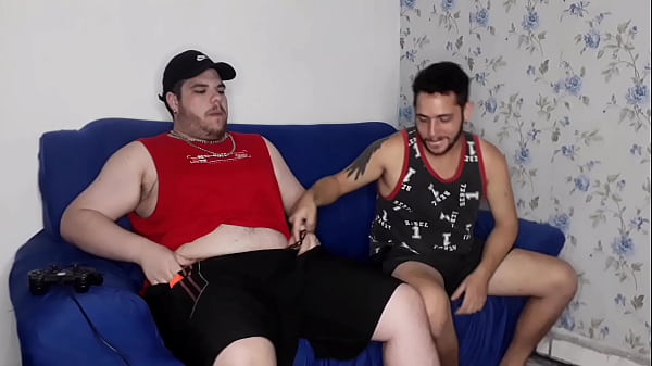 Image Apostando o Cu No VideoGame Com o Par&ccedil_a / Corno Grava Marido Comendo Gordo Rabudo (DOBRADINHA COMPLETA)