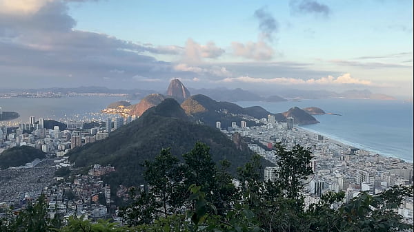 Image Fudendo no alto da montanha