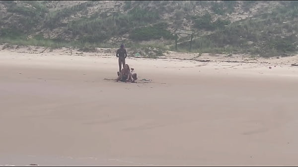 Image Fudendo a morena gostosa na praia de copacabana com todo mundo olhando