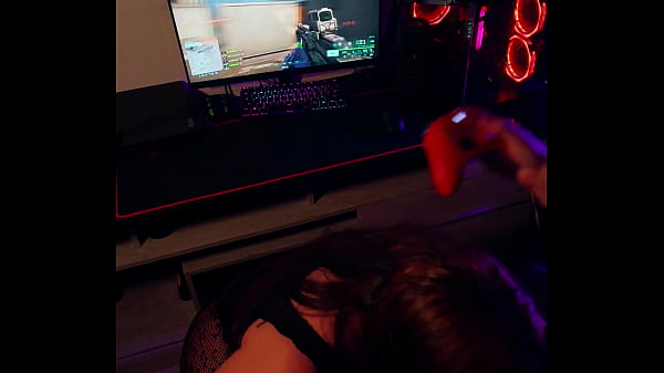 Image Minha colega de quarto me viu jogando videogame mas ela queria mesmo &Eacute_ PAU NA BCT
