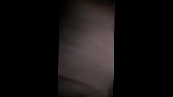 Image Vivi Guedez - Enquanto a gostosa descansava no sof&aacute_, o amigo chegou devagar e passando a m&atilde_o na coroa rabuda.