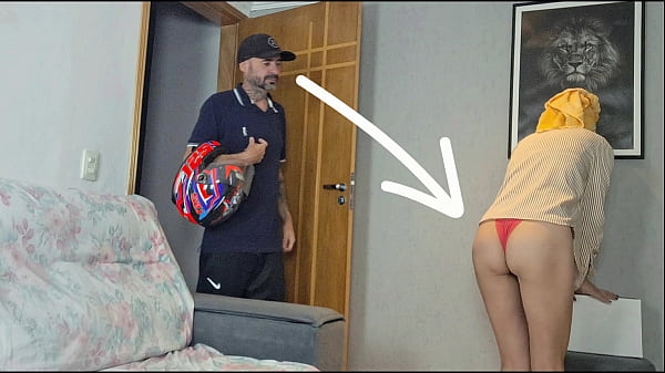 Image Casada recebe entregador s&oacute_ de calcinha!
