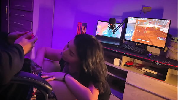 Image Minha amiga me viu jogando e tentou me distrair pedindo pra eu comer ela e gozar no rostinho dela