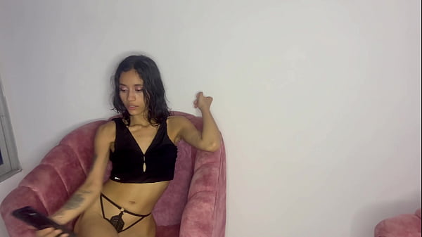 Image Ayudo a mi linda hermanastra con su video y terminamos follando duro.