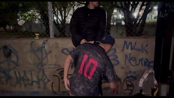 Image AMIGOS FORAM BEBER NA QUADRA E CABARAM NA BRODERAGEM AT&Eacute_ QUE DERREPENDE APARECEU UM MORADOR DE RUA QUE DEIXOU TUDO MAIS INTERESSANTE (TEASER)
