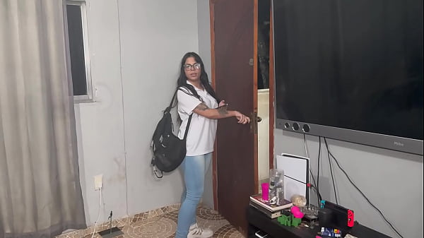Image Enteada chega da escola estressada e desconta na rola do padrasto.