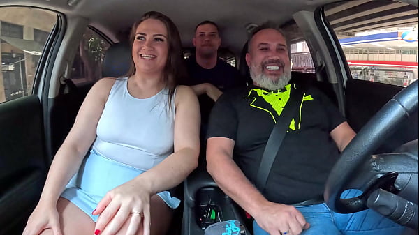 Image Ted fica tenso em fazer uma carona com casal de Policial - Daniela Baker