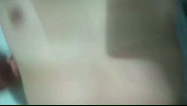 Image Vadia com uma buceta super gostosa sendo fodida e tomando v&aacute_rias gozadas