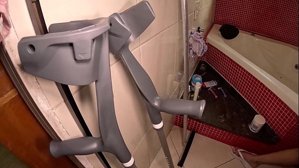 Image Tomando banho sentada por estar com os ligamentos rompidos do joelho