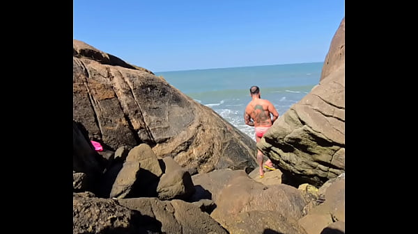Image HOMENS FAZENDO SEXO NAS PEDRAS DA PRAIA