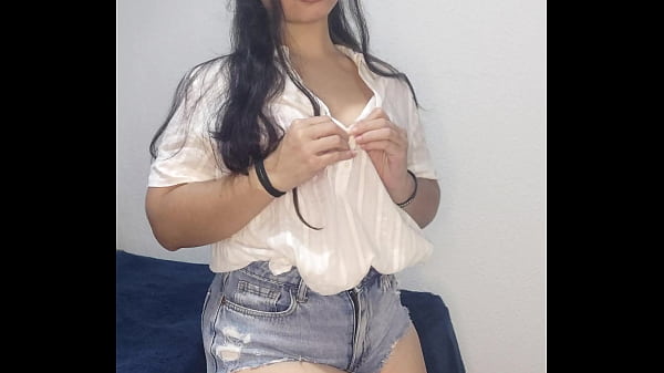 Image Debora Mendes brinca de tirar a roupa e quase mostra tudo