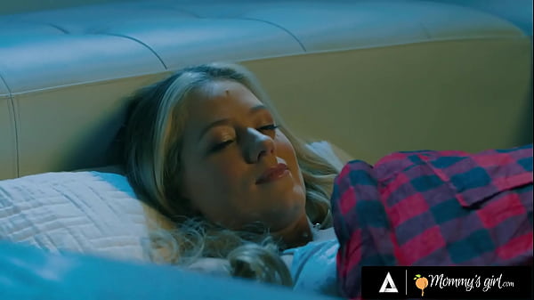 Image MOMMY'S GIRL - Shocked River Lynn Caught Stepmom Annie King Under Bestie Gal Ritchie's Blanket