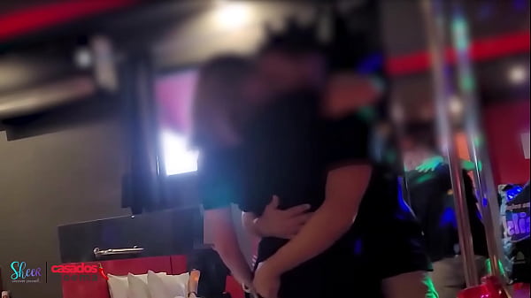 Image Comendo a casada de p&eacute_ na cama com o cuckold olhando