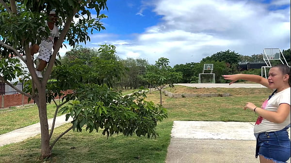 Image Veo a un peque&ntilde_o enano montado en un &aacute_rbol vi&eacute_ndome haciendo ejercicio y me invita a su apartamento para follarme hasta venirse dentro de mi y termina en mi culo estrecho.