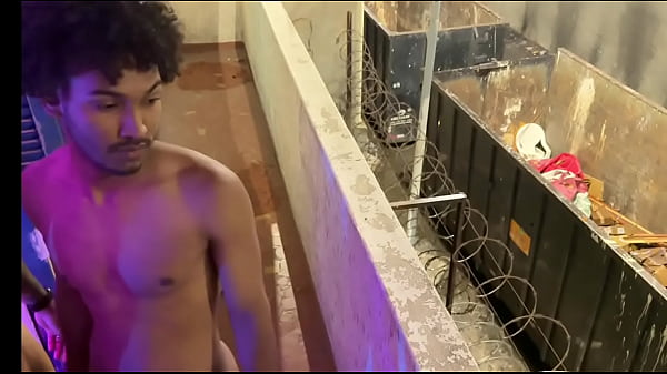 Image Fudendo gostoso o venezuelano na sacado do pr&eacute_dio, enquanto pessoas observavam eu meter 4 leitadas no rab&atilde_o gosto do puto.