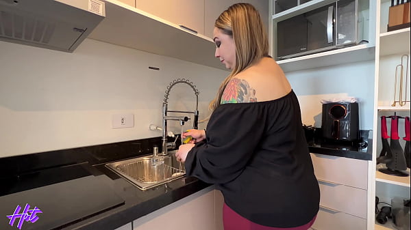 Image A MILF safada Mirela Squirt deu o c&uacute_ sem camisinha no megane a trois