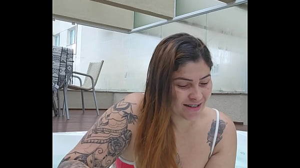Image Estou sozinha na jacuzzi do hotel, o marido est&aacute_ no quarto, e eu aqui cheia de fogo
