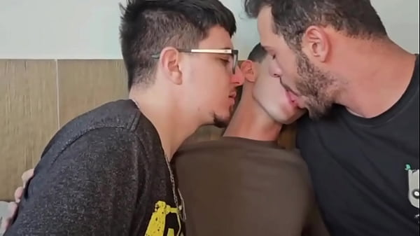 Image PASSIVINHO DEIXOU OS DOIS PAUZUDOS LEITAREM SEU CUZINHO