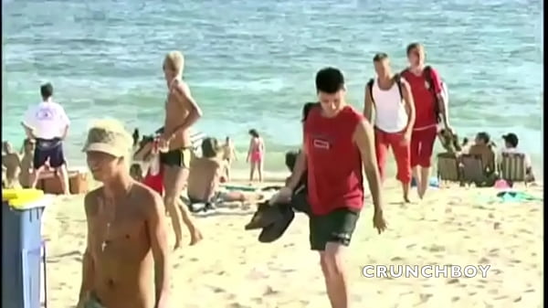 Image deux jeunes latinos de 22 an sbaisent bareback en secret