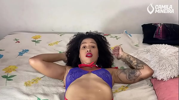 Image Na noite de Halloween, Chapeuzinho vermelho se masturba enquanto o Lobo mal est&aacute_ fora e tem um orgasmo que faz suas pernas tremerem