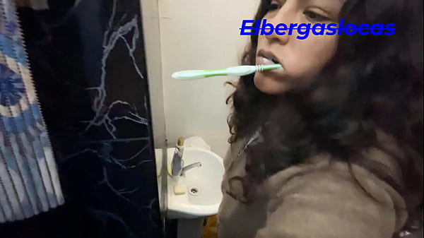 Image Mi hermanastra me lleva a la ducha para ver mi pene y se exita tanto que empezamos a follar en la ducha, se corrio con un squirt