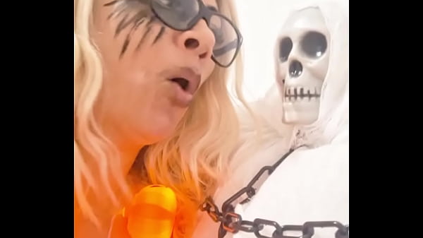 Image Meu HALLOWEEN diferente, chupei a pica do esqueleto...