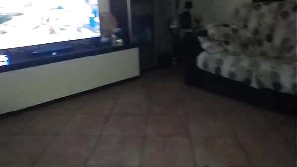 Image Sesso nel divano Teresa si eccita guardando un video porno